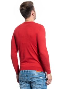 Wrangler - MĘSKI SWETER WRANGLER CREW KNIT RED W85674Q47. Okazja: na co dzień. Materiał: poliester, jeans, bawełna, wełna, sztruks. Długość: długie. Wzór: jednolity, gładki. Styl: klasyczny, casual