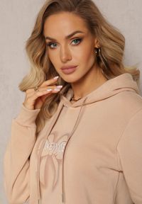 Renee - Beżowa Bluza Wykończona Polarem z Nadrukiem i Kapturem Nimba. Kolor: beżowy. Materiał: polar. Wzór: nadruk #5