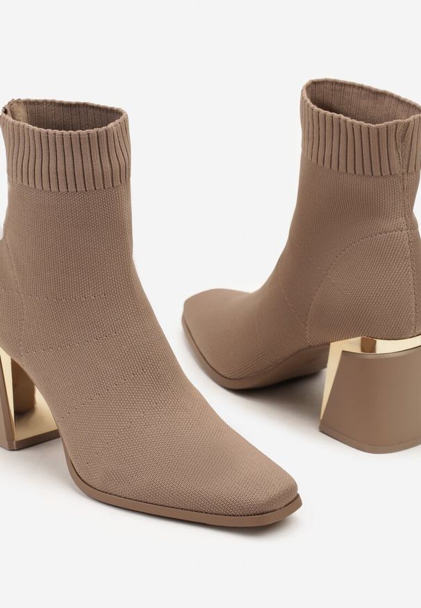 Born2be - Ciemnobeżowe Botki na Obcasie z Metaliczną Wstawką i Skarpetową Cholewką Zarvella. Okazja: na co dzień. Kolor: beżowy. Materiał: jeans. Szerokość cholewki: normalna. Obcas: na obcasie. Styl: klasyczny, casual, elegancki. Wysokość obcasa: średni