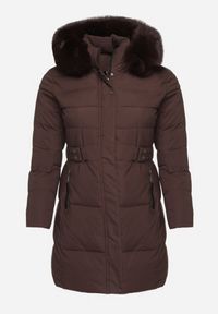 Born2be - Brązowa Pikowana Kurtka z Kapturem z Futrem i Paskiem w Talii Acendria. Okazja: na co dzień. Typ kołnierza: kaptur. Kolekcja: plus size. Kolor: brązowy. Materiał: futro. Styl: klasyczny, casual #4