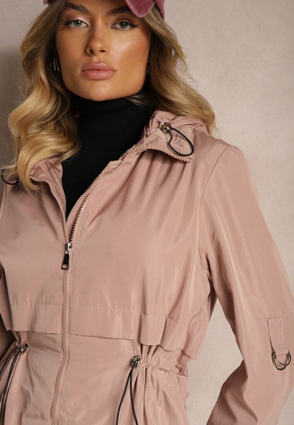 Renee - Różowa Kurtka Parka z Odpinanym Kapturem i Troczkiem w Talii Labiana. Okazja: na spacer. Kolor: różowy. Materiał: jeans