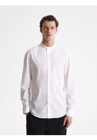 Reserved - Koszula slim fit ze stójką - biały. Typ kołnierza: kołnierzyk stójkowy. Kolor: biały. Materiał: tkanina, włókno #1