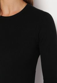 Born2be - Czarny Klasyczny Sweter z Okrągłym Dekoltem i Ściągaczami Vistarae. Kolor: czarny. Styl: klasyczny #2
