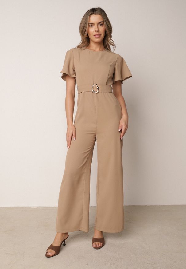 Born2be - Beżowy Kombinezon VICES z Paskiem i Geometryczną Klamrą Elinassa. Okazja: do pracy. Kolor: beżowy. Wzór: geometria. Styl: elegancki