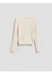 Reserved - Sweter z ozdobnym splotem - kremowy. Kolor: kremowy. Materiał: wiskoza, dzianina. Wzór: ze splotem