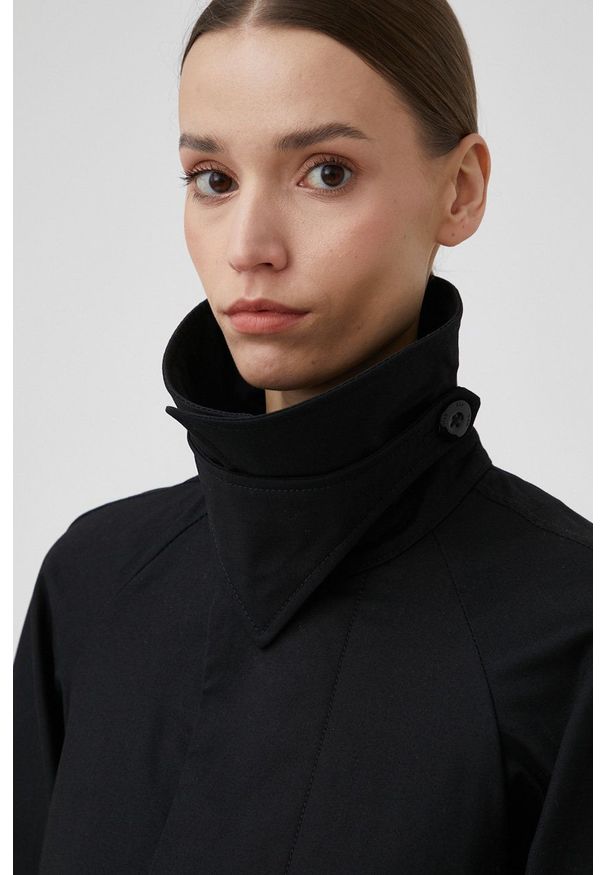 G-Star RAW - G-Star Raw trencz bawełniany kolor czarny przejściowy. Kolor: czarny. Materiał: bawełna. Długość rękawa: raglanowy rękaw. Wzór: aplikacja. Styl: klasyczny