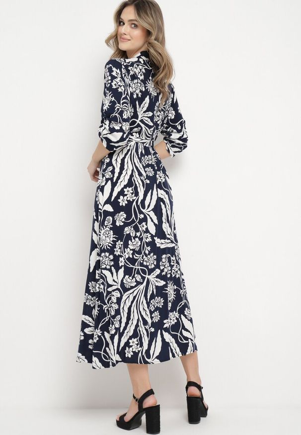 Born2be - Granatowo-Biała Koszulowa Sukienka z Roślinnym Wzorem z Wiązanym Paskiem Rosallen. Kolor: niebieski. Wzór: aplikacja. Typ sukienki: koszulowe. Długość: maxi