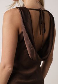 Born2be - Brązowa Satynowa Sukienka na Ozdobnych Ramiączkach z Dekoltem Woda Avalentara. Okazja: na co dzień, na imprezę. Typ kołnierza: dekolt woda. Kolor: brązowy. Materiał: satyna. Długość rękawa: na ramiączkach. Typ sukienki: proste. Styl: casual, elegancki #4