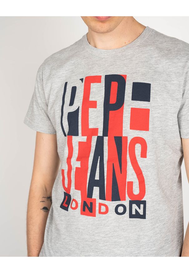 Pepe Jeans T-shirt "Davy" | PM507739 | Davy | Mężczyzna | Szary. Okazja: na co dzień. Kolor: szary. Materiał: wiskoza, bawełna. Wzór: aplikacja, nadruk. Styl: casual