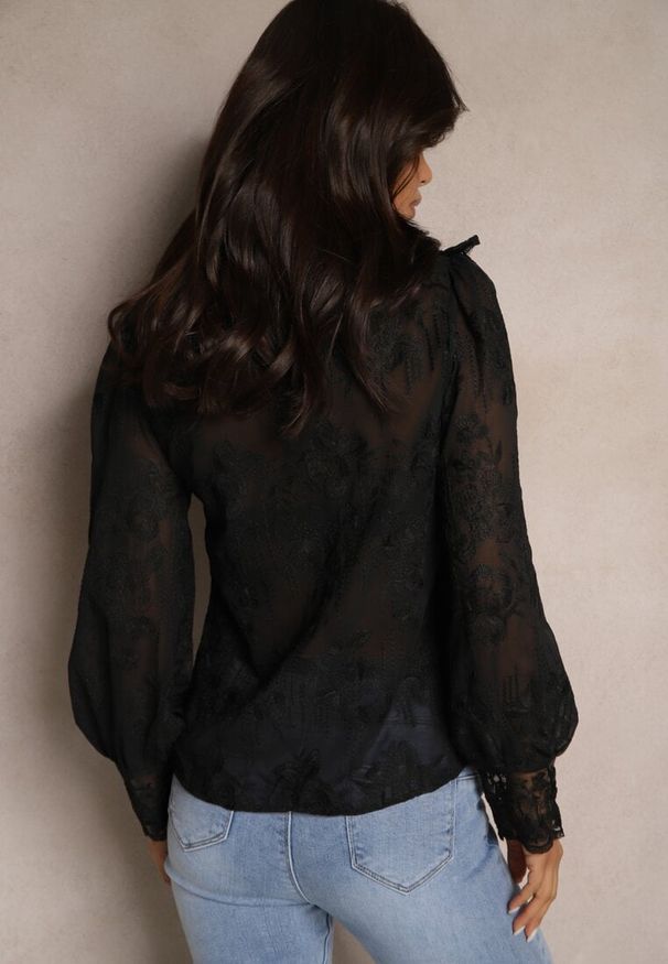 Renee - Czarna Koszula z Koronką i Stójką Ozdobiona Eleganckim Haftem Delamaris. Okazja: na co dzień. Typ kołnierza: kołnierzyk stójkowy. Kolor: czarny. Materiał: koronka. Długość rękawa: długi rękaw. Długość: długie. Wzór: aplikacja, haft, koronka. Styl: elegancki