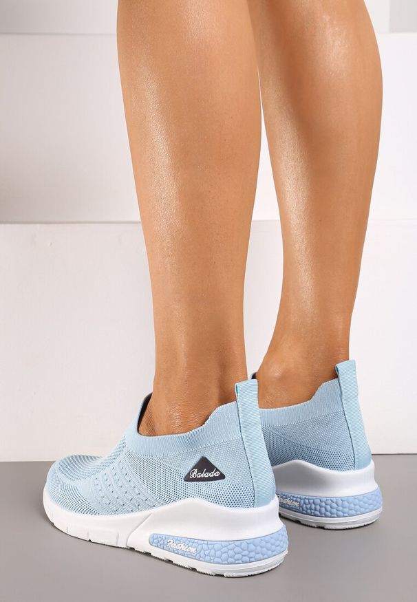 Renee - Jasnoniebieskie Buty Sportowe Amathane. Wysokość cholewki: przed kostkę. Zapięcie: bez zapięcia. Kolor: niebieski. Materiał: materiał. Szerokość cholewki: normalna. Wzór: aplikacja. Obcas: na koturnie