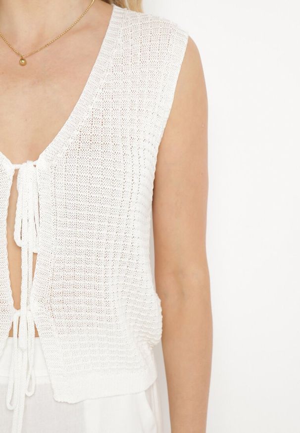 Born2be - Biała Szydełkowa Kamizelka Narzutka w Stylu Boho Norvagia. Okazja: na co dzień. Kolor: biały. Materiał: jeans, materiał. Styl: boho