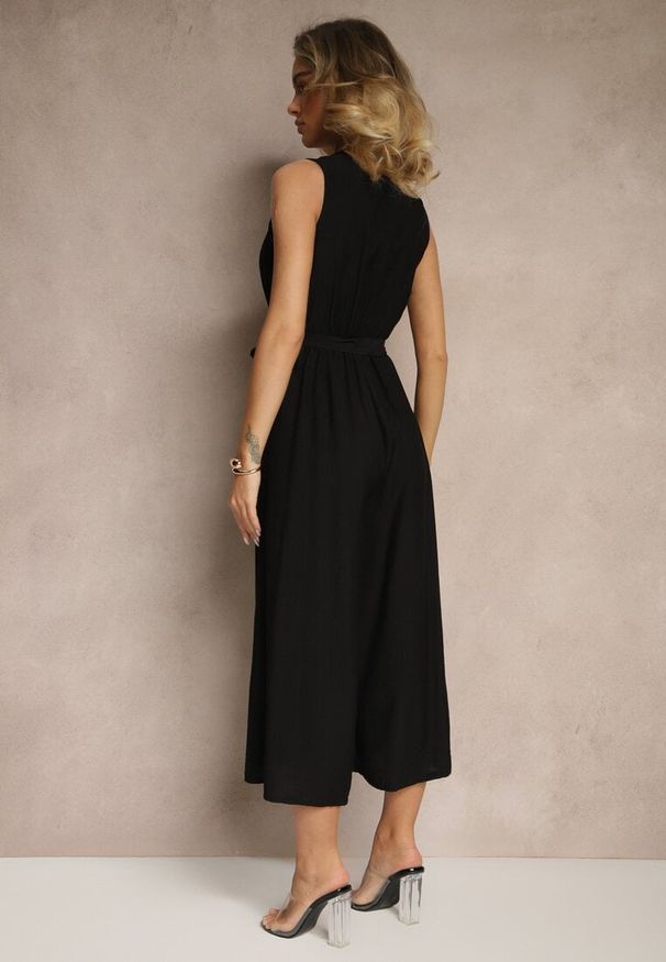 Renee - Czarny Kombinezon Taliowany z Wiskozą Ozdobiona Paskiem Evintria. Okazja: na co dzień. Kolor: czarny. Materiał: wiskoza. Wzór: aplikacja. Styl: klasyczny, casual, elegancki