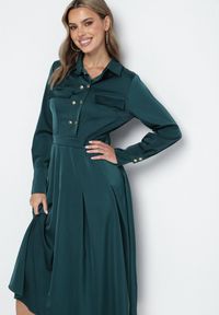 Born2be - Zielona Rozkloszowana Sukienka o Koszulowym Kroju z Imitacją Kieszeni i Gumką w Talii Rizza. Okazja: na co dzień. Kolor: zielony. Typ sukienki: koszulowe. Styl: casual, klasyczny, elegancki, wizytowy