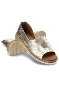 Złote Sandały Artiker Stylowe Obuwie Damskie. Okazja: na co dzień. Nosek buta: okrągły. Kolor: złoty. Materiał: skóra. Sezon: lato. Styl: elegancki #7