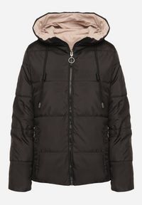 Born2be - Ciemnobeżowa Dwustronna Kurtka Pikowana Ozdobiona Sznurkami Mivvena. Okazja: na co dzień. Kolor: beżowy. Materiał: jeans. Długość rękawa: długi rękaw. Długość: długie. Wzór: aplikacja. Styl: casual #5