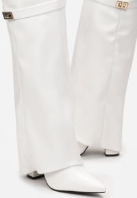 Born2be - Białe Kozaki ze Szpiczastym Noskiem i Wywiniętą Cholewką Quirina. Nosek buta: szpiczasty. Zapięcie: zamek. Kolor: biały. Szerokość cholewki: normalna. Materiał: skóra, materiał. Sezon: zima. Obcas: na obcasie. Styl: klasyczny. Wysokość obcasa: średni #2