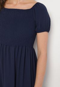 Born2be - Granatowa Rozkloszowana Sukienka z Dekoltem Typu Hiszpanka z Marszczeniem Lumorice. Okazja: na co dzień. Typ kołnierza: dekolt hiszpanka. Kolor: niebieski. Styl: casual, elegancki #6