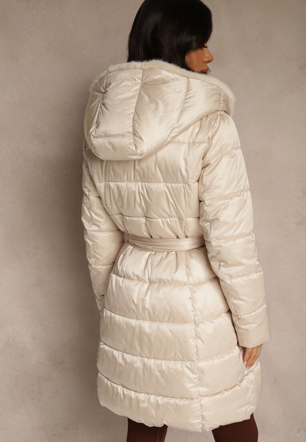 Renee - Beżowa Pikowana Kurtka z Nieodpinanym Kapturem o Długim Kroju z Paskiem Lidassea. Okazja: na co dzień. Kolor: beżowy. Materiał: jeans. Długość: długie. Styl: casual