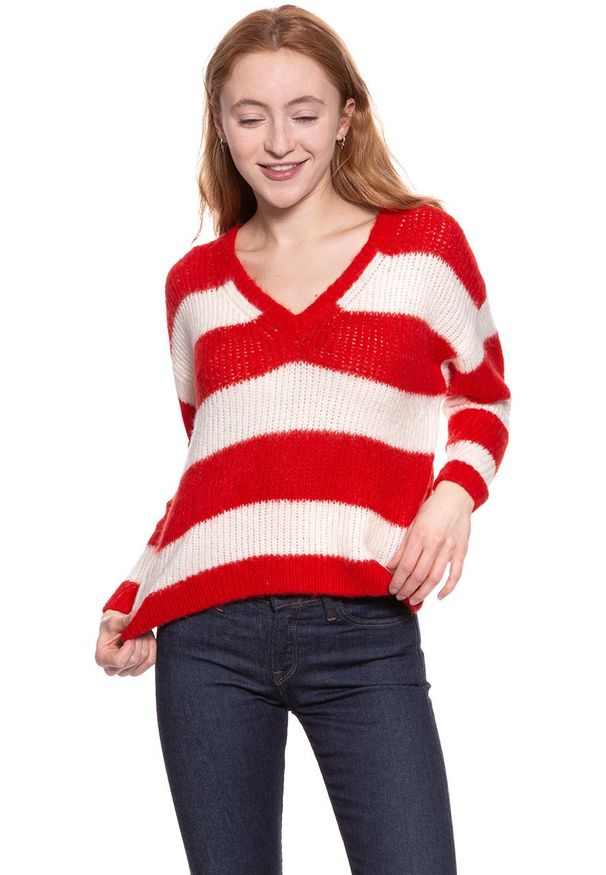 Wrangler - DAMSKI SWETER WRANGLER LOOSE KNIT FORMULA RED W8109PZWO 112132228. Typ kołnierza: dekolt w serek. Materiał: tkanina. Wzór: ze splotem