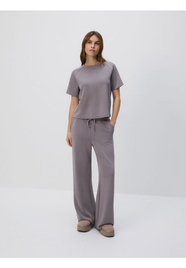 Reserved - Spodnie z szeroką nogawką - brązowy. Kolor: brązowy. Materiał: dzianina