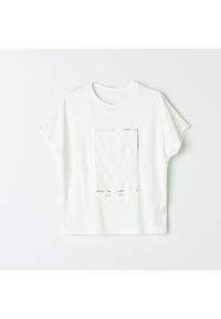 Mohito - Koszulka oversize z aplikacją - Kremowy. Kolor: kremowy. Wzór: aplikacja #1