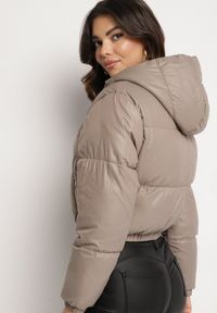 Born2be - Beżowa Kurtka Pikowana o Krótkim Fasonie z Kapturem Tinthella. Okazja: na spacer, na co dzień. Typ kołnierza: kaptur. Kolor: beżowy. Materiał: jeans. Długość: krótkie. Wzór: aplikacja. Styl: casual, elegancki #2