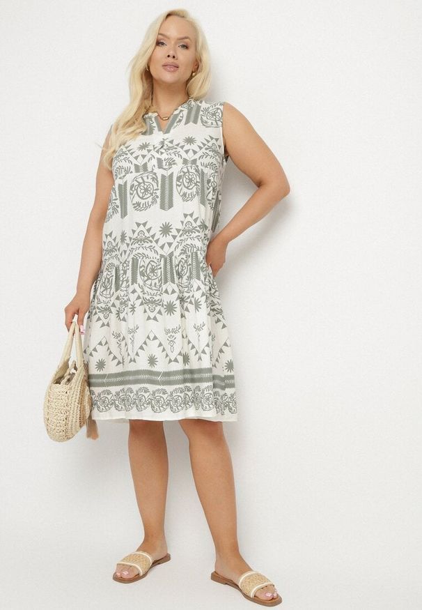 Born2be - Zielono-Kremowa Sukienka o Rozkloszowanym Kroju Bez Rękawów w Etniczny Wzór Revarise. Okazja: na co dzień. Typ kołnierza: dekolt w serek. Kolekcja: plus size. Kolor: zielony. Długość rękawa: bez rękawów. Typ sukienki: dla puszystych. Styl: casual