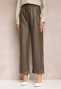 Renee - Zielone Spodnie z Szerokimi Nogawkami i Gumką w Talii z Imitacji Skóry Agasa. Kolor: zielony. Styl: elegancki #3