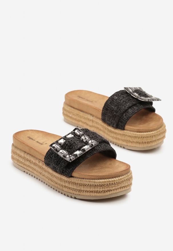 Born2be - Czarne Klapki na Plecionej Platformie z Ozdobną Klamrą Sorevia. Kolor: czarny. Materiał: jeans. Sezon: lato. Obcas: na platformie. Styl: klasyczny, elegancki