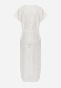 Renee - Biała Bawełniana Sukienka o Haftowanym Wykończeniu z Materiałowym Paskiem w Talii Dimla. Typ kołnierza: dekolt w kształcie V. Kolor: biały. Materiał: materiał, bawełna. Długość rękawa: krótki rękaw. Wzór: haft #7