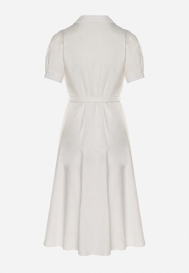 Born2be - Biała Sukienka z Koronką i Ozdobnym Paskiem oraz Kołnierzykiem Gavridia. Okazja: na co dzień, do pracy. Kolor: biały. Materiał: koronka. Długość rękawa: krótki rękaw. Wzór: koronka. Typ sukienki: proste. Styl: wizytowy, klasyczny, casual, elegancki