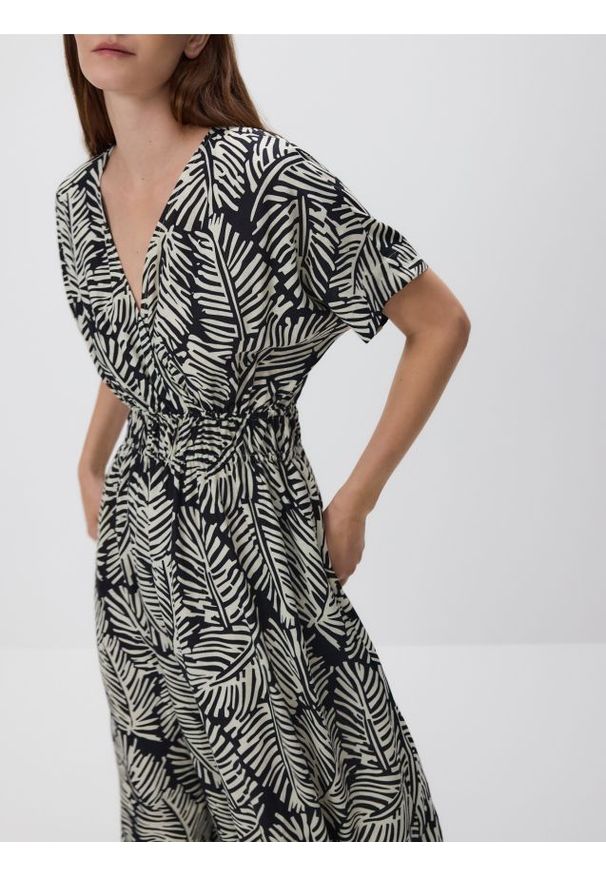 Reserved - Sukienka z lnem - czarny. Kolor: czarny. Materiał: len