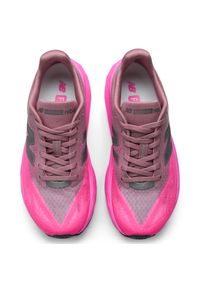 Buty damskie New Balance FuelCell Rebel v5 WFCX70N – różowe. Kolor: różowy. Materiał: syntetyk, materiał, guma. Szerokość cholewki: normalna. Wzór: geometria. Sport: bieganie, fitness #2