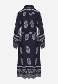 Born2be - Granatowa Koszulowa Sukienka Ozdobiona Ornamentalnym Wzorem z Wiązanym Paskiem Roriola. Okazja: na co dzień, do pracy. Kolor: niebieski. Materiał: skóra, wiskoza, tkanina. Wzór: aplikacja. Typ sukienki: koszulowe. Styl: klasyczny, casual, elegancki #2