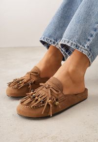 Born2be - Jasnobrązowe Klapki VICES Typu Mule z Koralikami Frędzlami i Kokardą Dioleora. Okazja: na co dzień. Kolor: brązowy. Wzór: aplikacja. Styl: casual, elegancki #1