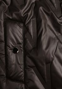 Renee - Czarna Pikowana Kurtka z Kapturem i Wiązanym Paskiem Elladie. Okazja: na co dzień. Typ kołnierza: kaptur. Kolor: czarny. Materiał: dzianina, jeans. Styl: casual #4