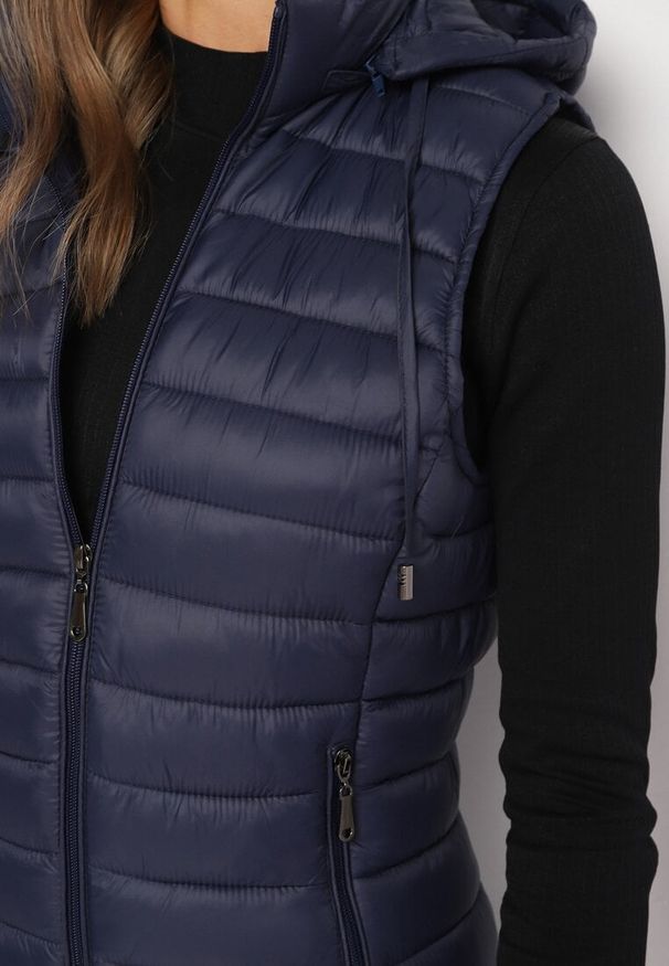 Born2be - Granatowa Pikowana Kamizelka na Suwak z Kapturem Wykończona Sznurkami Isleria. Okazja: do pracy. Typ kołnierza: kaptur. Kolor: niebieski. Materiał: jeans. Styl: elegancki