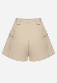 Born2be - Beżowe Szorty z Wysokim Stanem i Kieszeniami w Stylu Cargo Arniti. Okazja: na co dzień. Stan: podwyższony. Kolor: beżowy. Styl: klasyczny, elegancki, casual