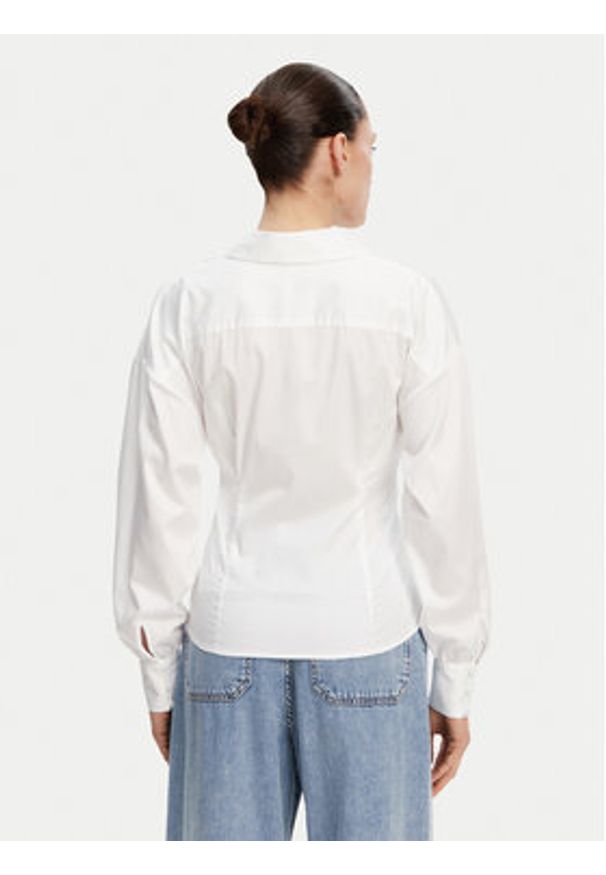 Guess Top 172811 Biały Classic Fit. Kolor: biały. Materiał: bawełna