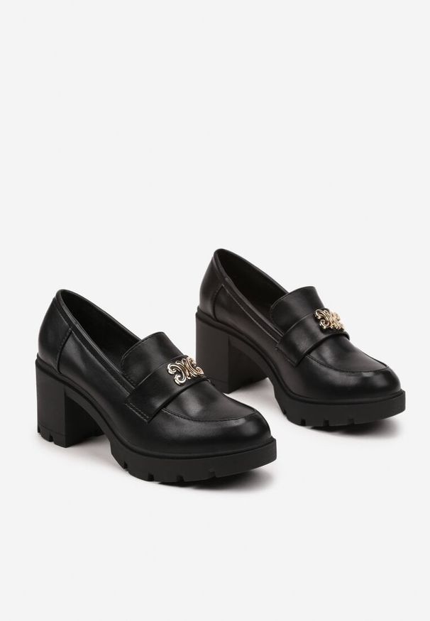 Renee - Czarne Półbuty z Ozdobną Aplikacją w Stylu Loafersów na Obcasie Firlexia. Okazja: na co dzień, na spacer. Nosek buta: okrągły. Kolor: czarny. Materiał: jeans. Wzór: aplikacja. Obcas: na obcasie. Styl: klasyczny, elegancki, casual. Wysokość obcasa: średni
