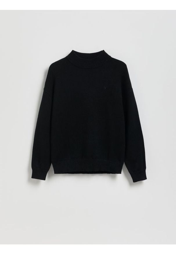 Reserved - Sweter ze stójką - czarny. Typ kołnierza: kołnierzyk stójkowy. Kolor: czarny. Materiał: dzianina, wiskoza