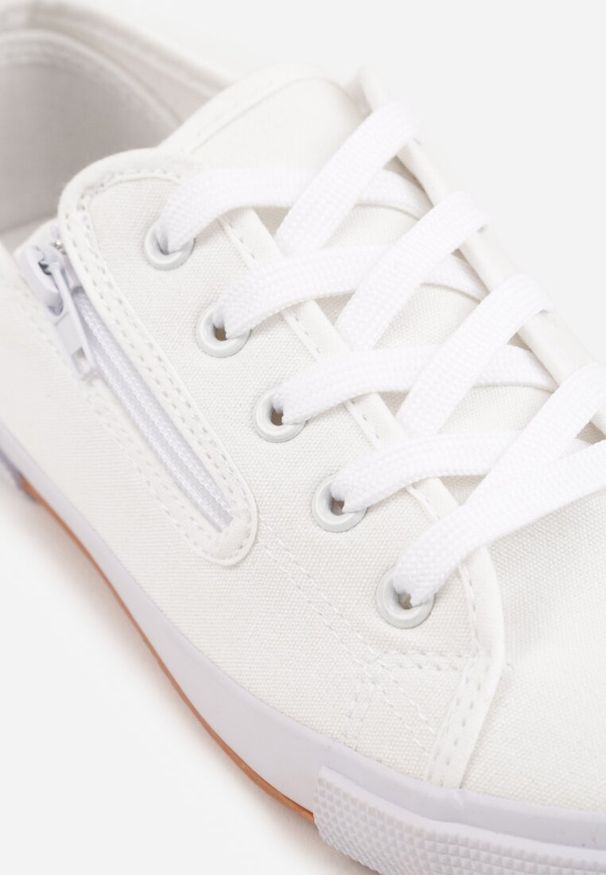 Renee - Białe Tenisówki Salodella. Nosek buta: okrągły. Zapięcie: zamek. Kolor: biały. Materiał: materiał. Szerokość cholewki: normalna. Obcas: na płaskiej podeszwie. Styl: sportowy