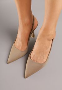 Born2be - Ciemnobeżowe Sandały ze Szpiczastym Noskiem Volle. Nosek buta: szpiczasty. Zapięcie: bez zapięcia. Kolor: beżowy #6