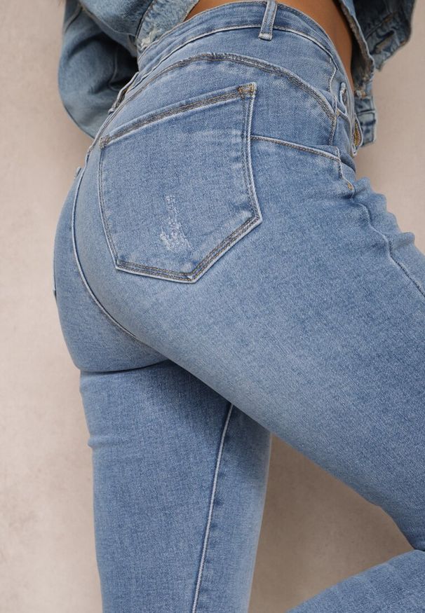 Renee - Niebieskie Jeansy z Dziurami i Przetarciami o Fasonie Skinny Klifana. Kolor: niebieski. Styl: rockowy