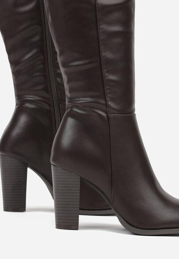 Renee - Ciemnobrązowe Eleganckie Kozaki VICES na Słupkowym Obcasie z Cholewką do Kolana Unenela. Kolor: brązowy. Materiał: satyna, koronka, jeans. Szerokość cholewki: normalna. Obcas: na obcasie. Styl: elegancki. Wysokość obcasa: średni