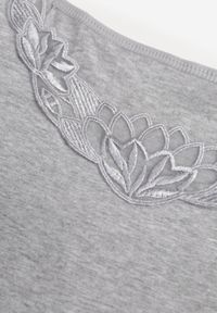 Born2be - Ciemnoszary Bawełniany Top na Ramiączkach z Ozdobną Koronką przy Dekolcie Berlisa. Okazja: na co dzień, na spotkanie biznesowe. Kolor: szary. Materiał: bawełna, koronka. Długość rękawa: na ramiączkach. Wzór: koronka. Styl: casual, biznesowy, elegancki #3