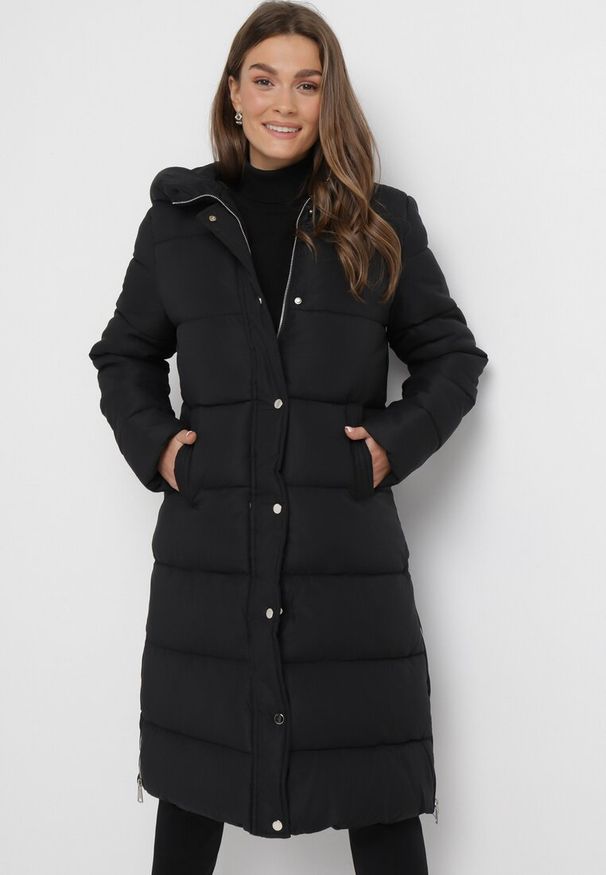Born2be - Czarna Długa Kurtka Zapinana na Suwak i Napy z Kapturem Tasperia. Okazja: na co dzień, do pracy, na spotkanie biznesowe. Typ kołnierza: kaptur. Kolor: czarny. Materiał: jeans. Długość rękawa: długi rękaw. Długość: długie. Styl: casual, biznesowy, elegancki