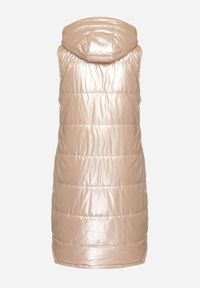 Born2be - Beżowa Długa Kamizelka z Kapturem Ozdobiona Imitacją Kieszeni Mavaria. Typ kołnierza: kaptur. Kolor: beżowy. Materiał: jeans. Długość: długie. Wzór: aplikacja. Sezon: wiosna, jesień. Styl: elegancki, sportowy, klasyczny #7