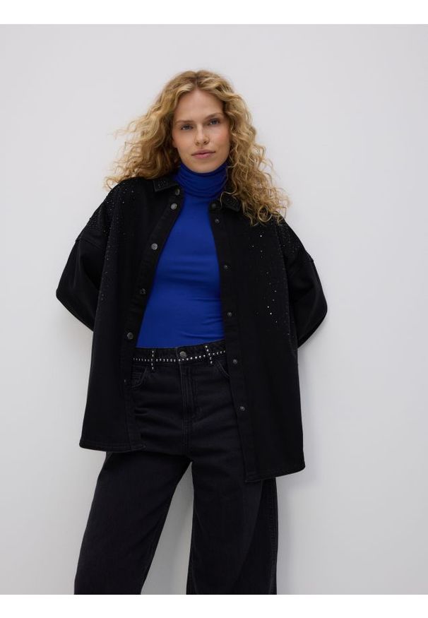 Reserved - Jeansowa koszula z aplikacjami - czarny. Kolor: czarny. Materiał: jeans. Wzór: aplikacja